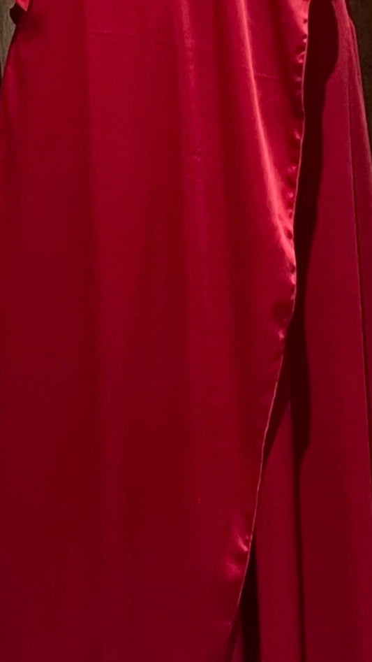 Tela roja brillosa
