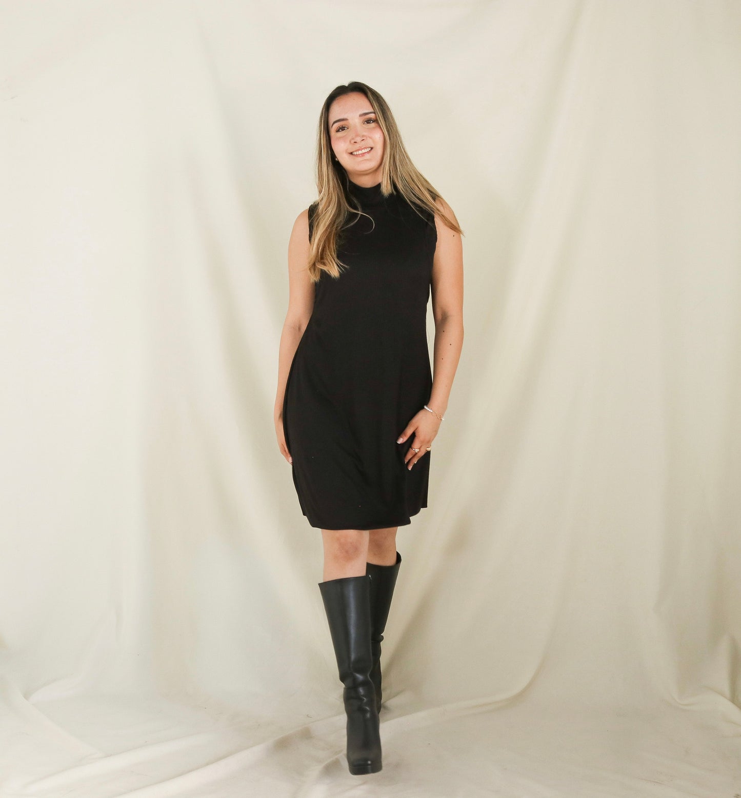 Vestido Miranda de maternidad y lactancia , cuello de tortuga negro sin mangas