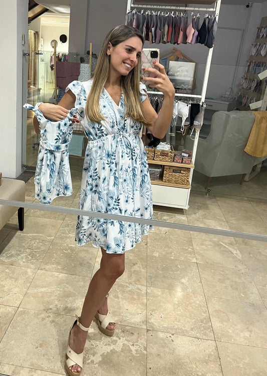 Match, blanco con flores azules
